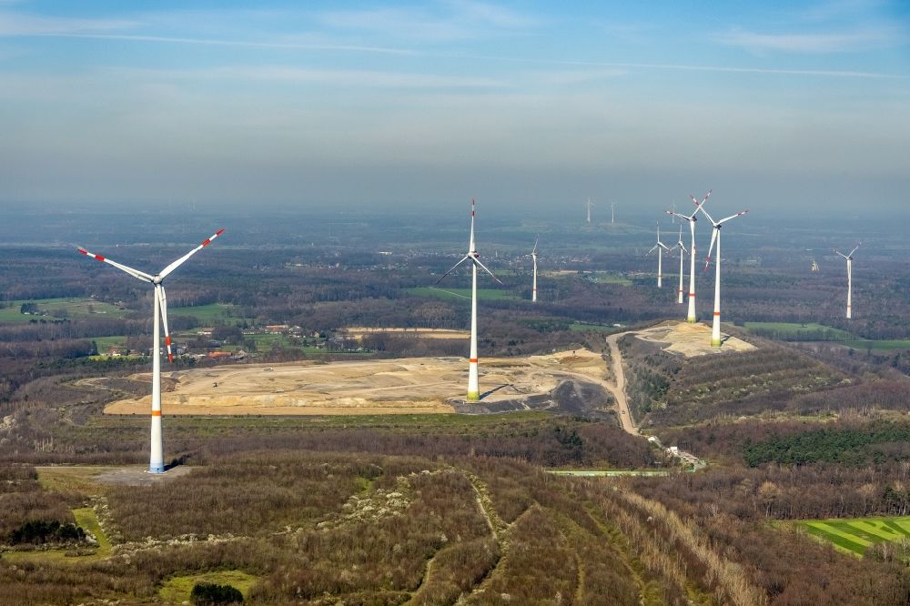 Dinslaken aus der Vogelperspektive: Windenergieanlage in einem Wald im Ortsteil Oberlohberg in Dinslaken im Bundesland Nordrhein-Westfalen, Deutschland
