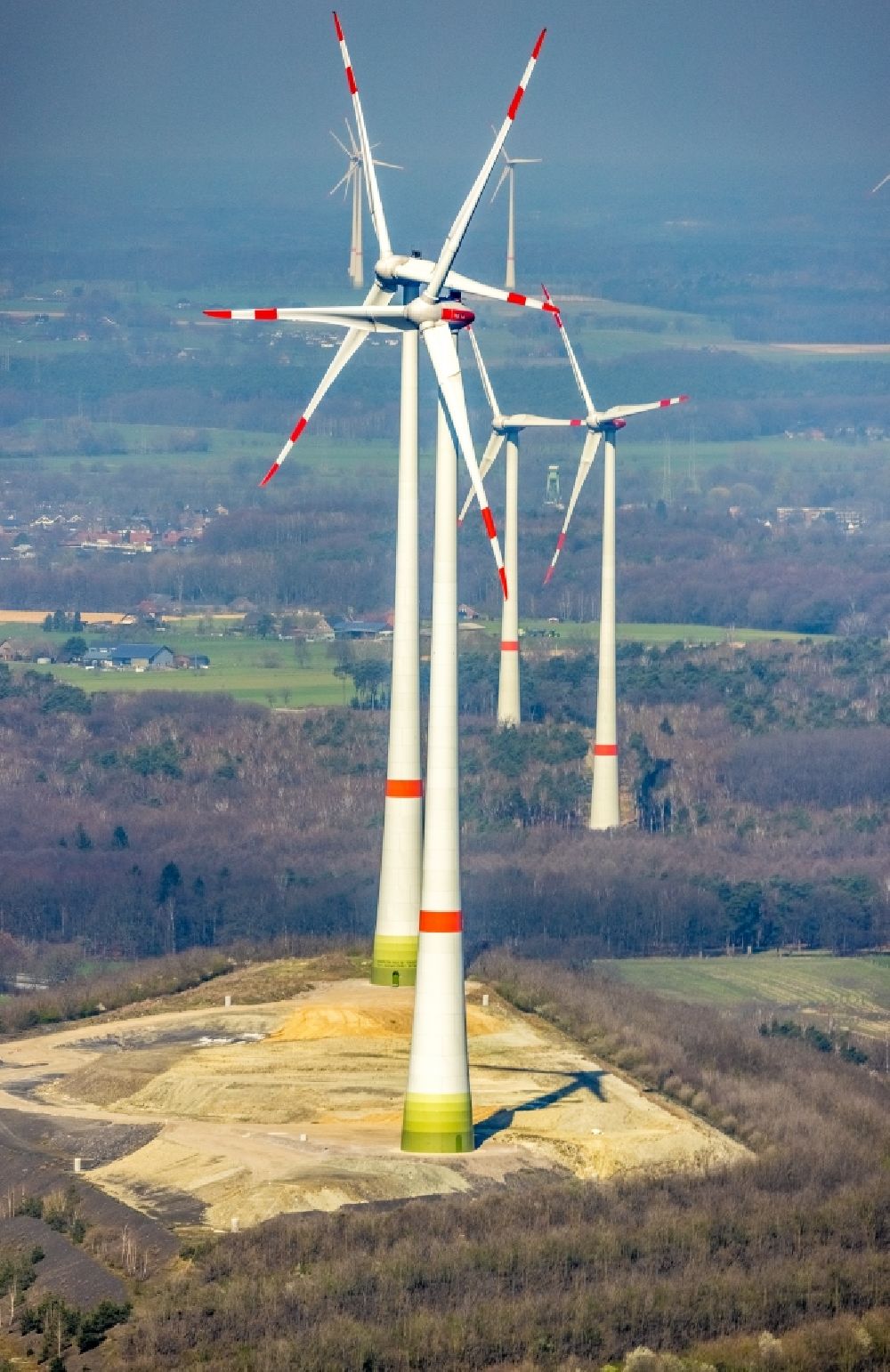 Luftbild Dinslaken - Windenergieanlage in einem Wald im Ortsteil Oberlohberg in Dinslaken im Bundesland Nordrhein-Westfalen, Deutschland