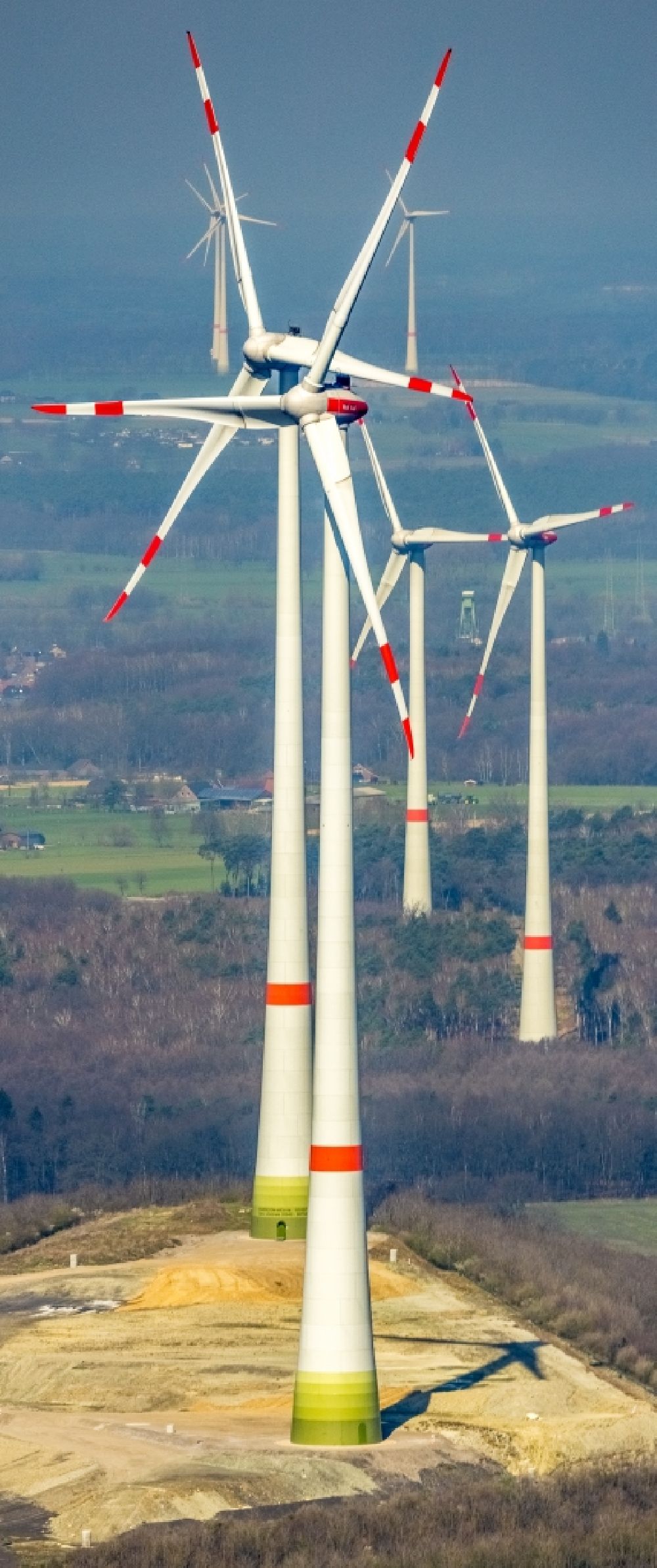 Luftaufnahme Dinslaken - Windenergieanlage in einem Wald im Ortsteil Oberlohberg in Dinslaken im Bundesland Nordrhein-Westfalen, Deutschland