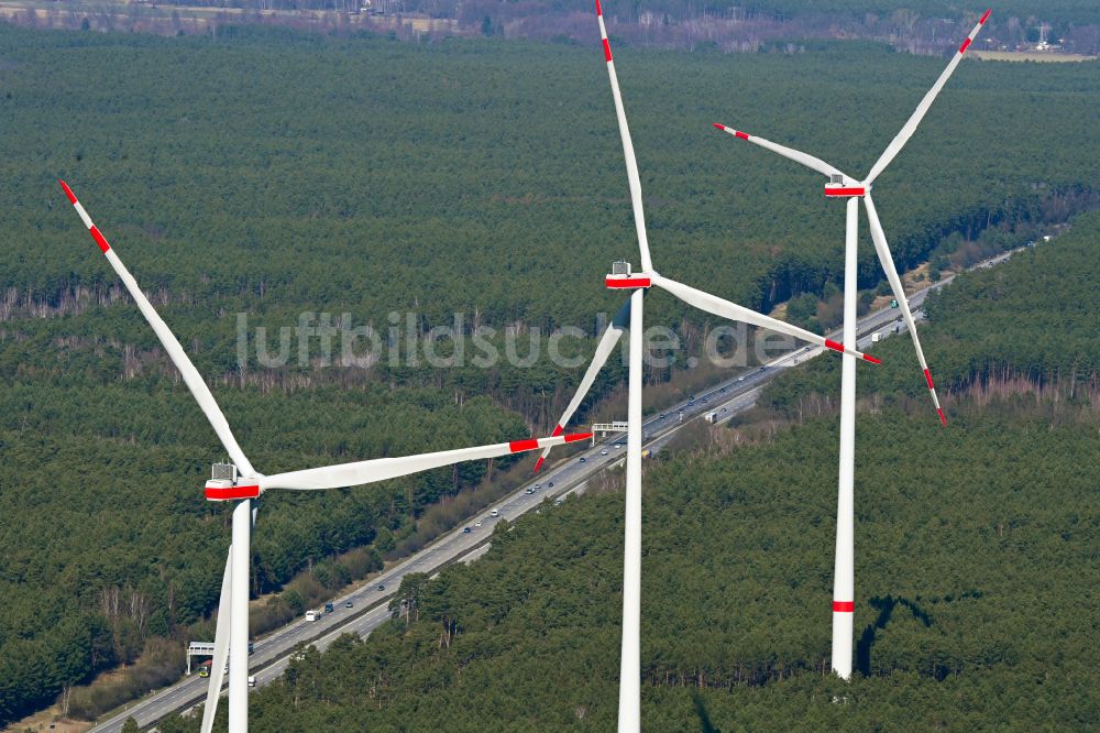 Spreenhagen aus der Vogelperspektive: Windenergieanlage in einem Wald in Spreenhagen im Bundesland Brandenburg, Deutschland