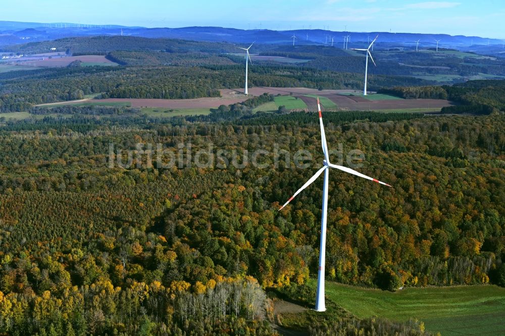 Steinbach von oben - Windenergieanlage in einem Wald in Steinbach im Bundesland Saarland, Deutschland