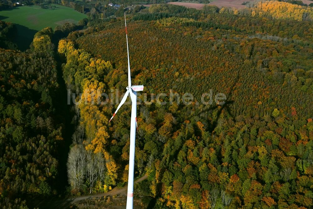 Luftaufnahme Steinbach - Windenergieanlage in einem Wald in Steinbach im Bundesland Saarland, Deutschland