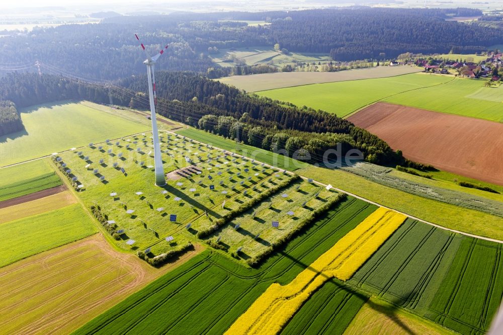 Luftaufnahme Alpirsbach - Windenergieanlage (WEA) - Windrad- auf einem Photovoltaik-Solaranalagen Feld neben Hochspannungsleitung in Alpirsbach im Bundesland Baden-Württemberg, Deutschland