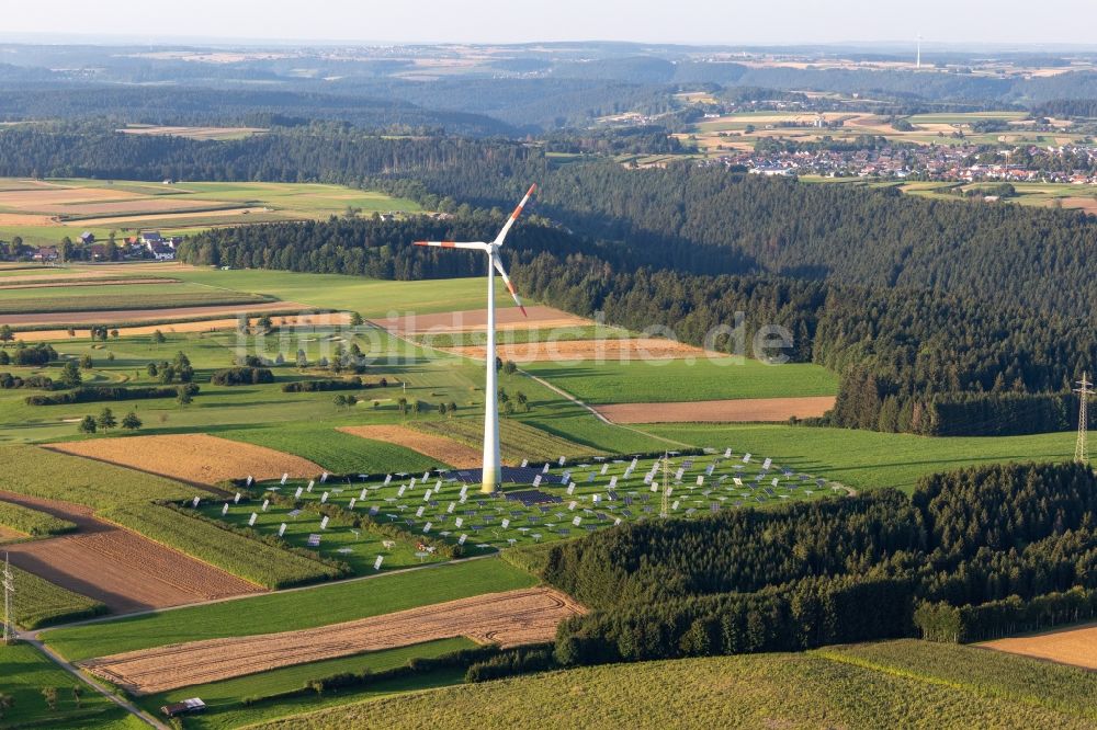 Luftbild Alpirsbach - Windenergieanlage (WEA) - Windrad- auf einem Photovoltaik-Solaranalagen Feld neben Hochspannungsleitung in Alpirsbach im Bundesland Baden-Württemberg, Deutschland