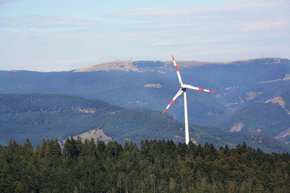 Luftaufnahme Fröhnd - Windenergieanlage (WEA) - Windrad- auf dem Ittenschwander Horn bei Fröhnd im Bundesland Baden-Württemberg