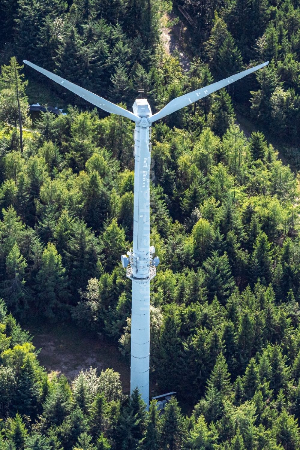 Luftaufnahme Hausach - Windenergieanlage, Windrad mit Fernmeldeanlage in einem Waldstück in Hausach im Bundesland Baden-Württemberg, Deutschland