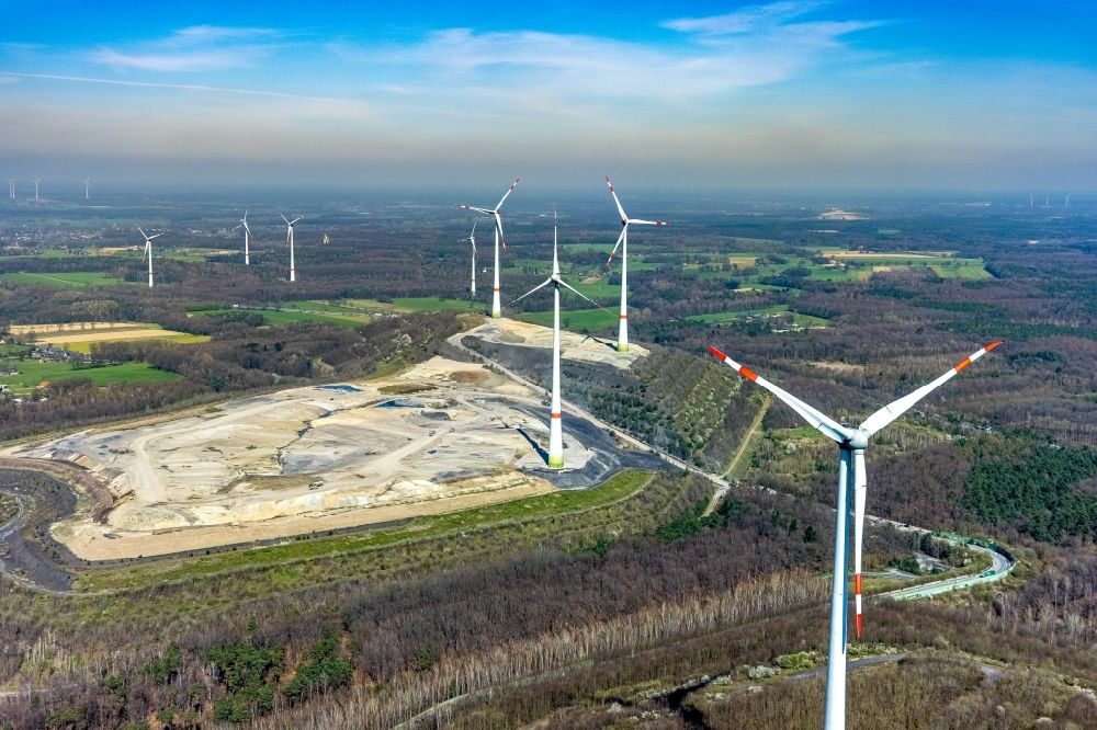 Luftbild Bruckhausen - Windenergieanlagen auf dem Gelände der ehemaligen Bergbau- Halde Lohberg in Bruckhausen im Bundesland Nordrhein-Westfalen, Deutschland