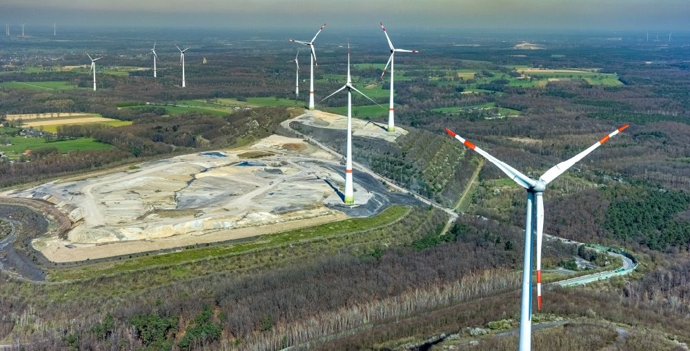 Luftaufnahme Bruckhausen - Windenergieanlagen auf dem Gelände der ehemaligen Bergbau- Halde Lohberg in Bruckhausen im Bundesland Nordrhein-Westfalen, Deutschland
