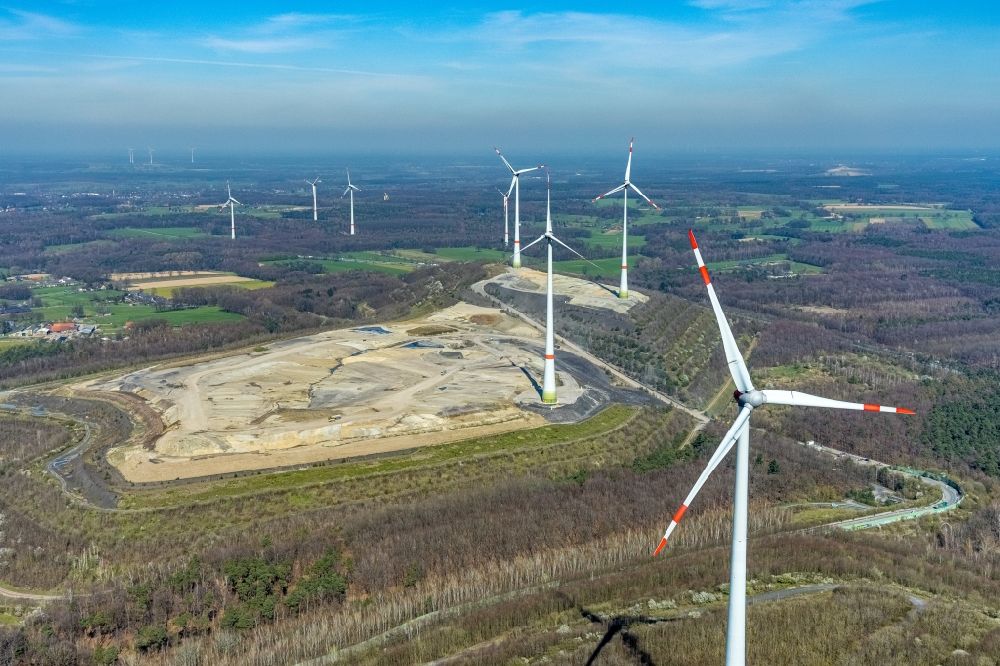 Bruckhausen von oben - Windenergieanlagen auf dem Gelände der ehemaligen Bergbau- Halde Lohberg in Bruckhausen im Bundesland Nordrhein-Westfalen, Deutschland