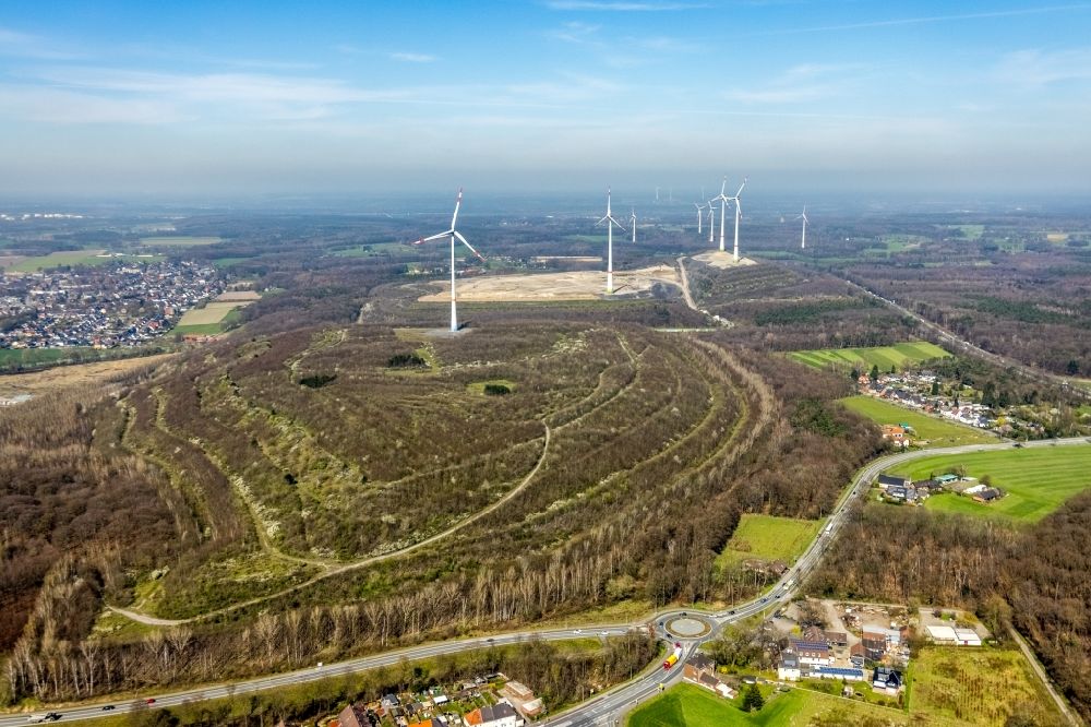 Bruckhausen von oben - Windenergieanlagen auf dem Gelände der ehemaligen Bergbau- Halde Lohberg in Bruckhausen im Bundesland Nordrhein-Westfalen, Deutschland