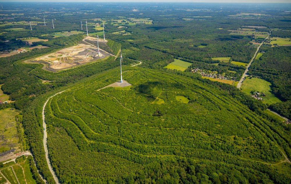 Hünxe von oben - Windenergieanlagen auf dem Gelände der ehemaligen Bergbau- Halde Lohberg in Hünxe im Bundesland Nordrhein-Westfalen, Deutschland