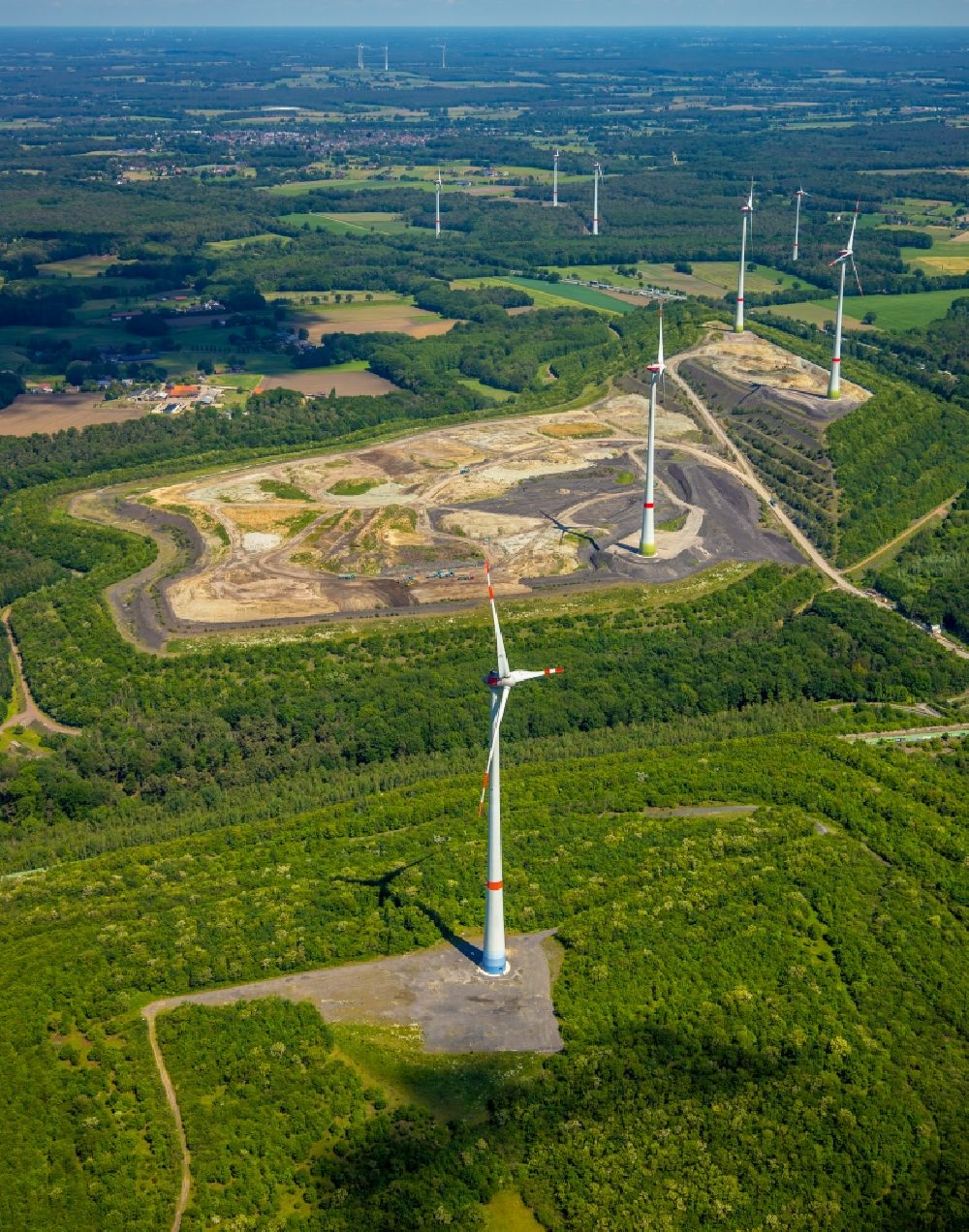 Hünxe aus der Vogelperspektive: Windenergieanlagen auf dem Gelände der ehemaligen Bergbau- Halde Lohberg in Hünxe im Bundesland Nordrhein-Westfalen, Deutschland