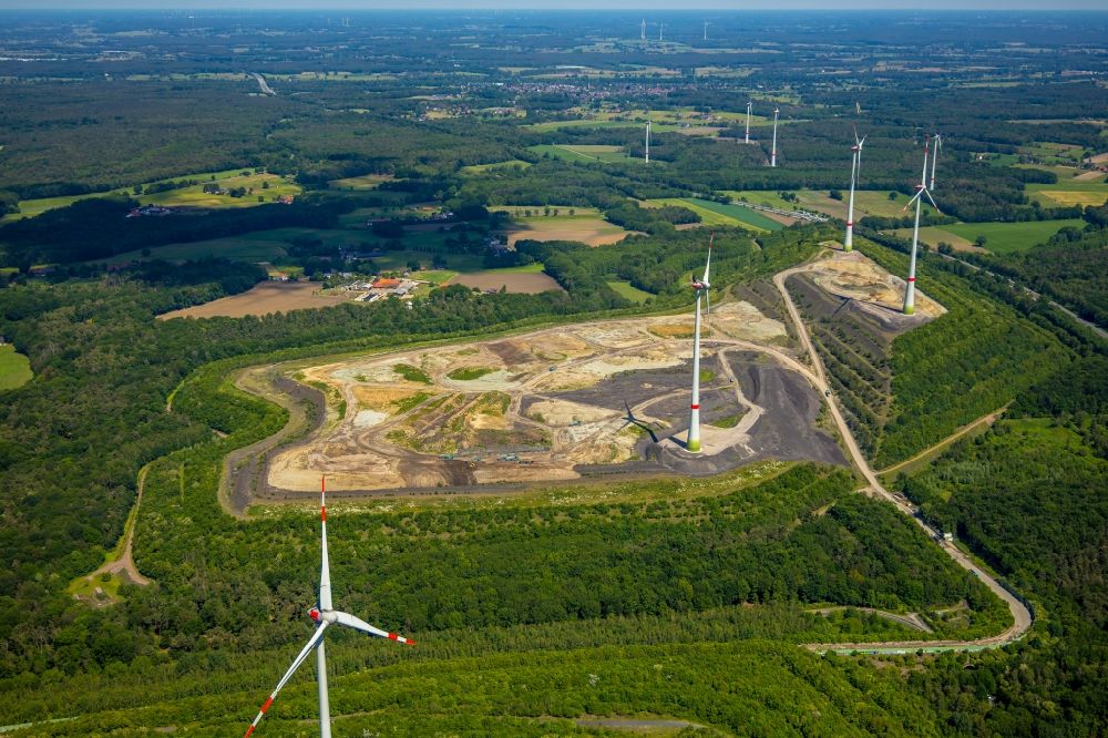 Luftbild Hünxe - Windenergieanlagen auf dem Gelände der ehemaligen Bergbau- Halde Lohberg in Hünxe im Bundesland Nordrhein-Westfalen, Deutschland