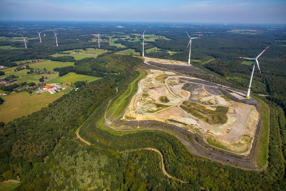 Luftaufnahme Hünxe - Windenergieanlagen auf dem Gelände der ehemaligen Bergbau- Halde Lohberg in Hünxe im Bundesland Nordrhein-Westfalen, Deutschland