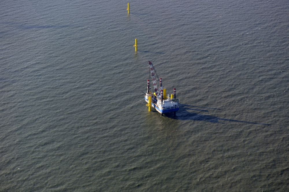 Wangerland aus der Vogelperspektive: Windenergieanlagen (WEA) im Bau in der Nordsee Außenweser bei Wangerland