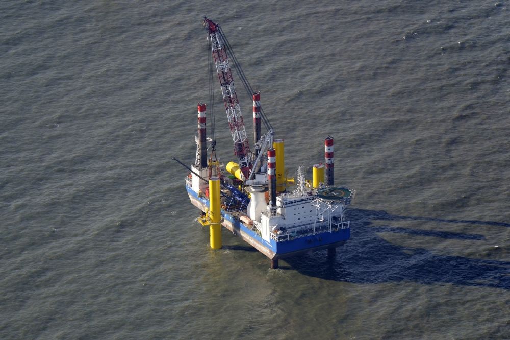Luftaufnahme Wangerland - Windenergieanlagen (WEA) im Bau in der Nordsee Außenweser bei Wangerland