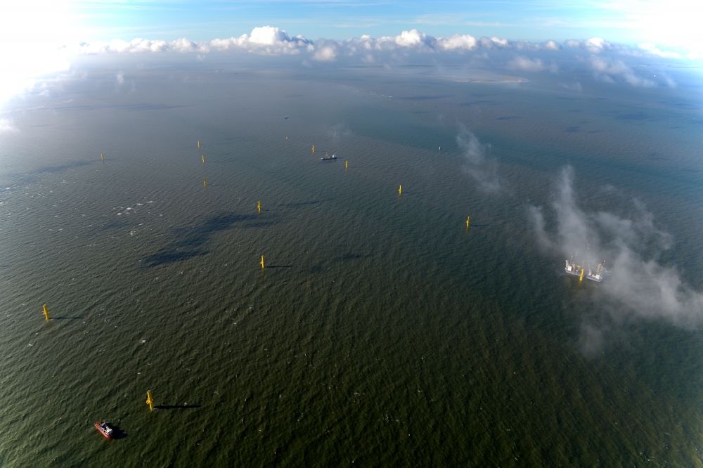 Luftaufnahme Wangerland - Windenergieanlagen (WEA) im Bau in der Nordsee Außenweser bei Wangerland