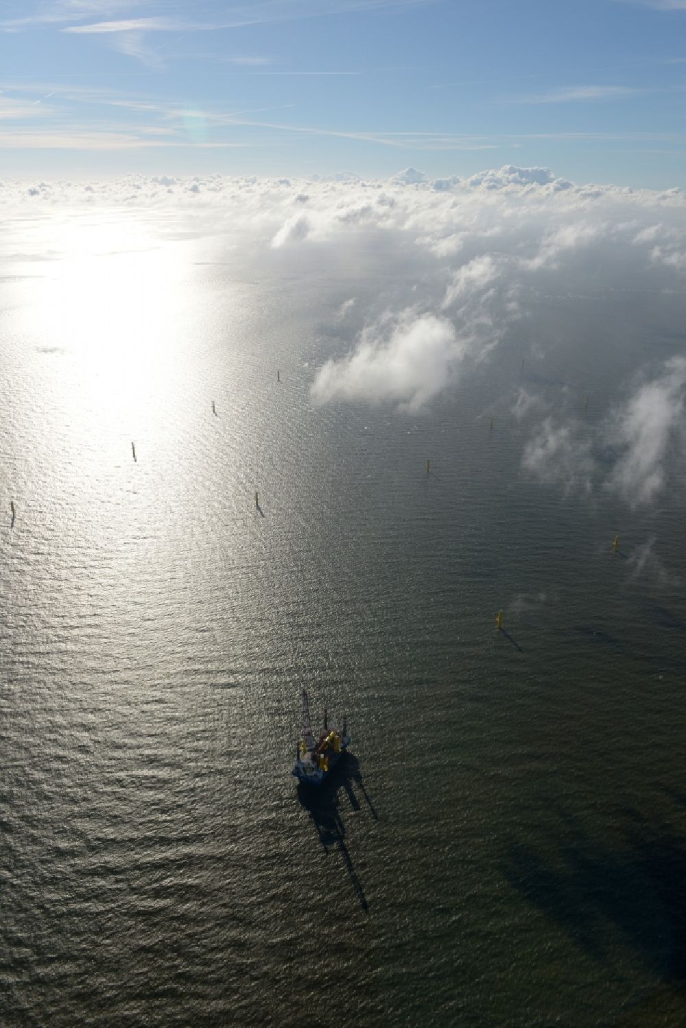 Wangerland von oben - Windenergieanlagen (WEA) im Bau in der Nordsee Außenweser bei Wangerland