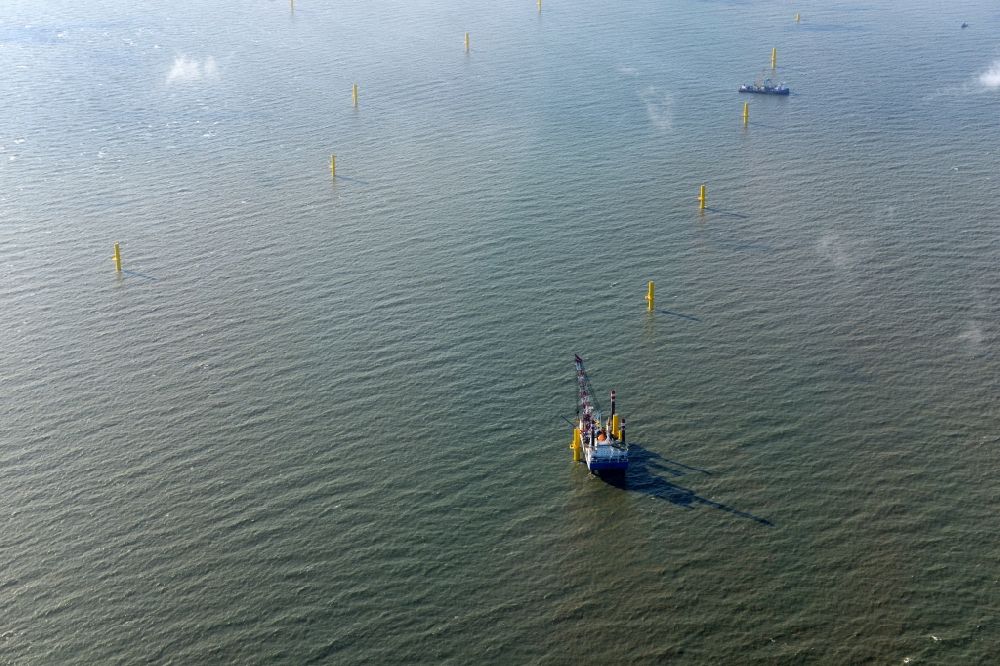 Luftbild Wangerland - Windenergieanlagen (WEA) im Bau in der Nordsee Außenweser bei Wangerland