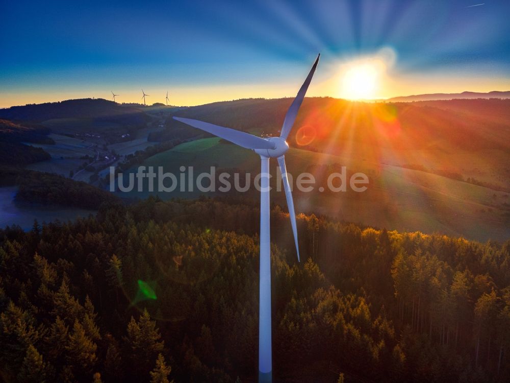 Freiamt aus der Vogelperspektive: Windenergieanlagen (WEA) bei Sonnenaufgang - Windrad- in einem Waldstück in Freiamt im Bundesland Baden-Württemberg, Deutschland