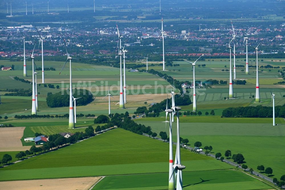 Altenbeken aus der Vogelperspektive: Windenergieanlagen (WEA) auf einem Feld in Altenbeken im Bundesland Nordrhein-Westfalen, Deutschland