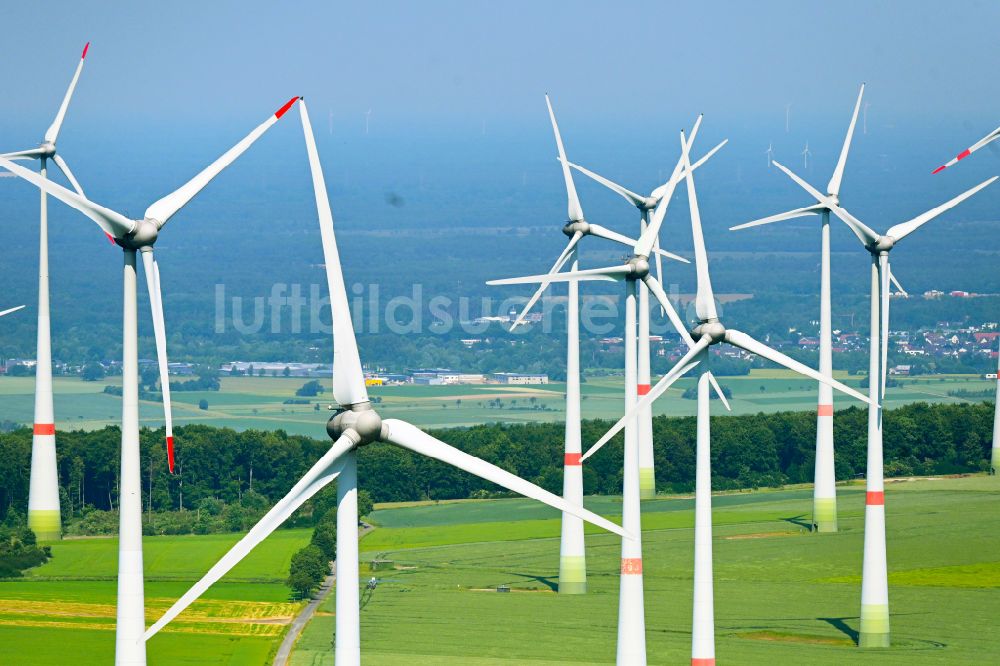 Altenbeken aus der Vogelperspektive: Windenergieanlagen (WEA) auf einem Feld in Altenbeken im Bundesland Nordrhein-Westfalen, Deutschland