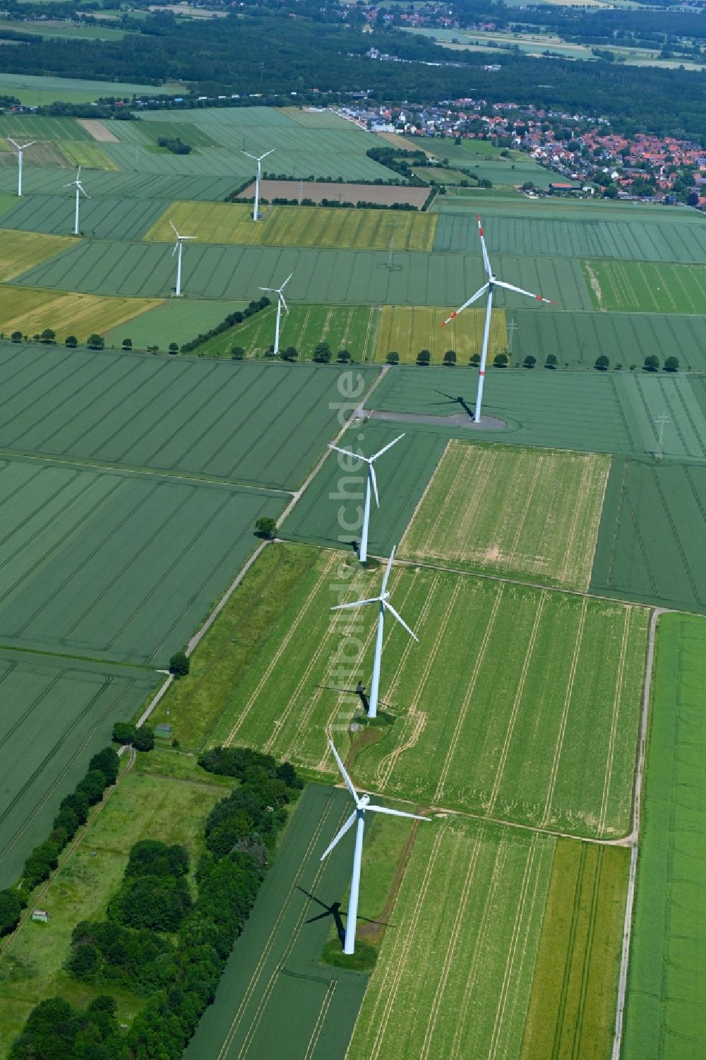 Barsinghausen von oben - Windenergieanlagen (WEA) auf einem Feld in Barsinghausen im Bundesland Niedersachsen, Deutschland