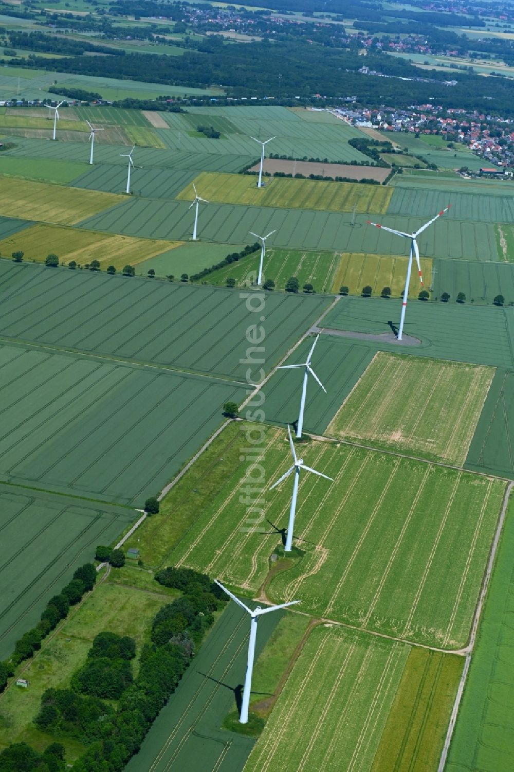 Barsinghausen aus der Vogelperspektive: Windenergieanlagen (WEA) auf einem Feld in Barsinghausen im Bundesland Niedersachsen, Deutschland