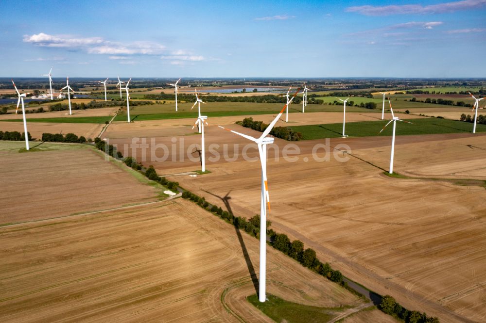 Bliesdorf aus der Vogelperspektive: Windenergieanlagen (WEA) auf einem Feld in Bliesdorf im Bundesland Brandenburg, Deutschland