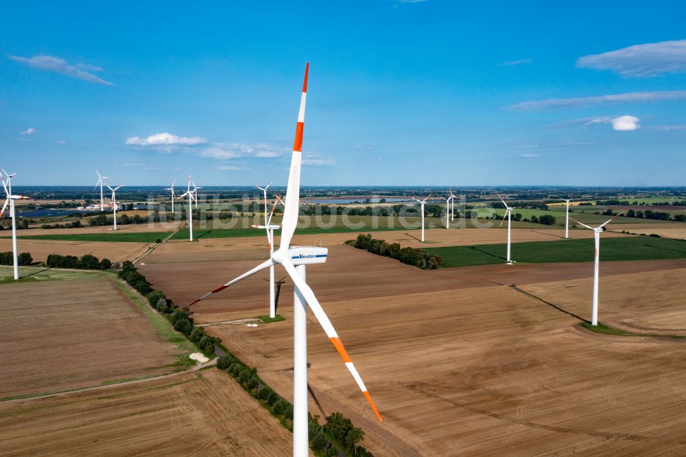 Luftaufnahme Bliesdorf - Windenergieanlagen (WEA) auf einem Feld in Bliesdorf im Bundesland Brandenburg, Deutschland