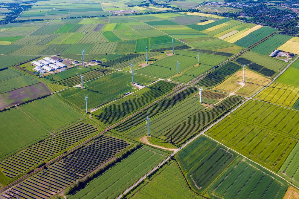 Bosbüll aus der Vogelperspektive: Windenergieanlagen (WEA) auf einem Feld in Bosbüll im Bundesland Schleswig-Holstein, Deutschland