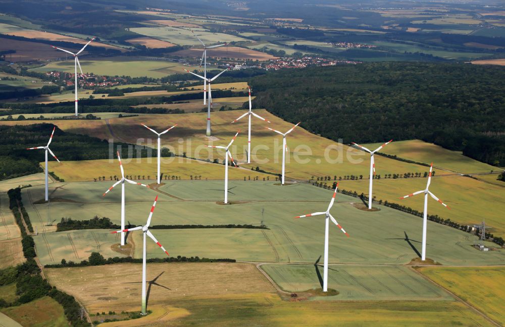 Luftaufnahme Bucha - Windenergieanlagen (WEA) auf einem Feld in Bucha im Bundesland Thüringen, Deutschland