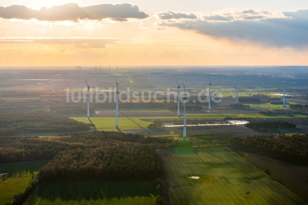Deinste aus der Vogelperspektive: Windenergieanlagen (WEA) auf einem Feld in Deinste im Bundesland Niedersachsen, Deutschland