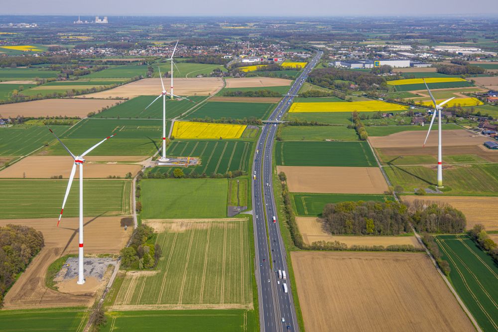 Luftbild Freiske - Windenergieanlagen (WEA) auf einem Feld in Freiske im Bundesland Nordrhein-Westfalen, Deutschland