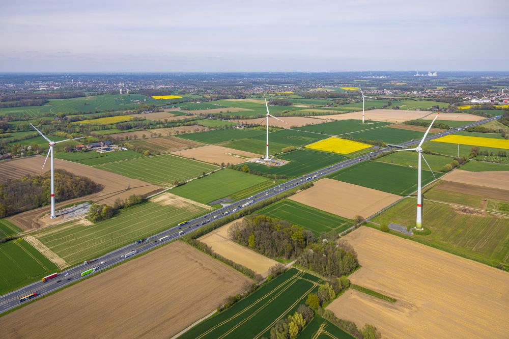Luftaufnahme Freiske - Windenergieanlagen (WEA) auf einem Feld in Freiske im Bundesland Nordrhein-Westfalen, Deutschland