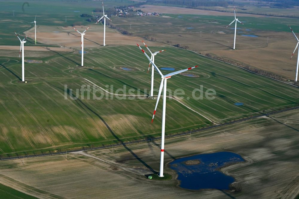 Gollmitz von oben - Windenergieanlagen (WEA) auf einem Feld in Gollmitz im Bundesland Brandenburg, Deutschland