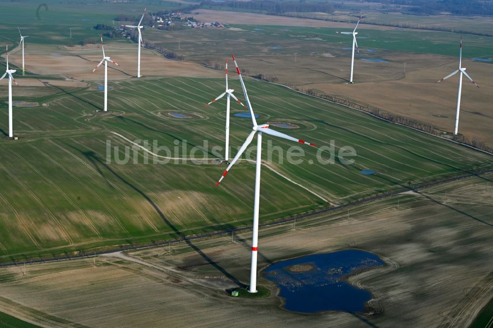 Gollmitz aus der Vogelperspektive: Windenergieanlagen (WEA) auf einem Feld in Gollmitz im Bundesland Brandenburg, Deutschland