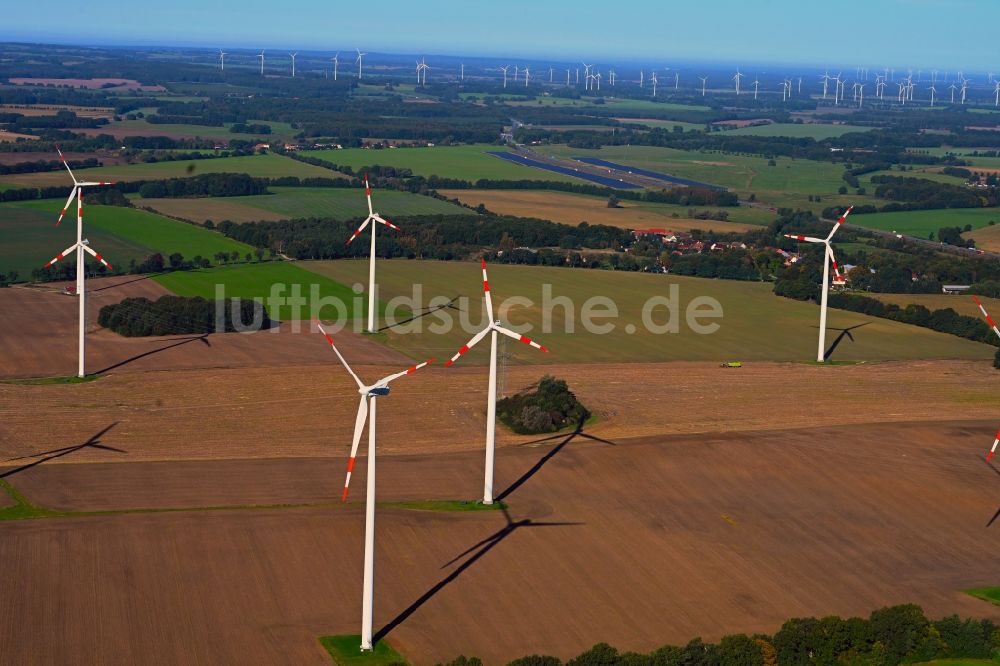Grabow-Buckow aus der Vogelperspektive: Windenergieanlagen (WEA) auf einem Feld in Grabow-Buckow im Bundesland Brandenburg, Deutschland