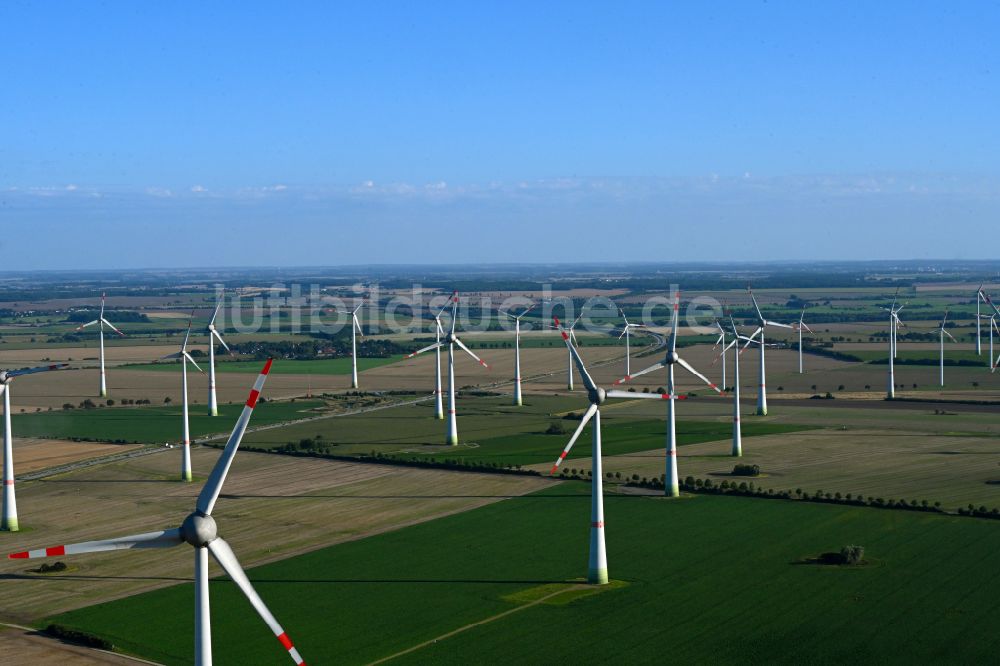 Luftaufnahme Grapzow - Windenergieanlagen (WEA) auf einem Feld in Grapzow im Bundesland Mecklenburg-Vorpommern, Deutschland