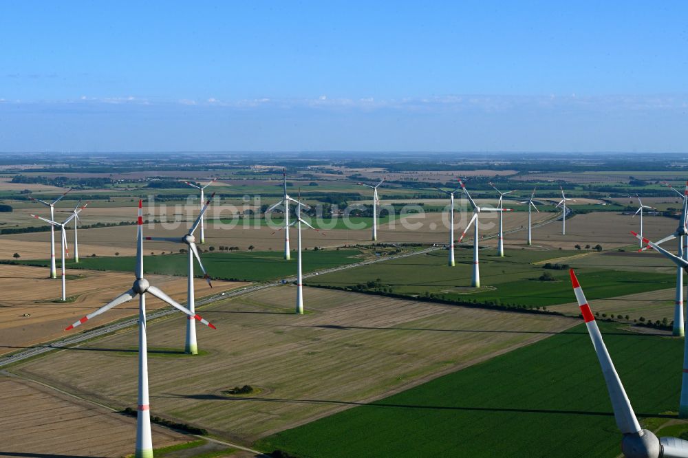 Grapzow von oben - Windenergieanlagen (WEA) auf einem Feld in Grapzow im Bundesland Mecklenburg-Vorpommern, Deutschland