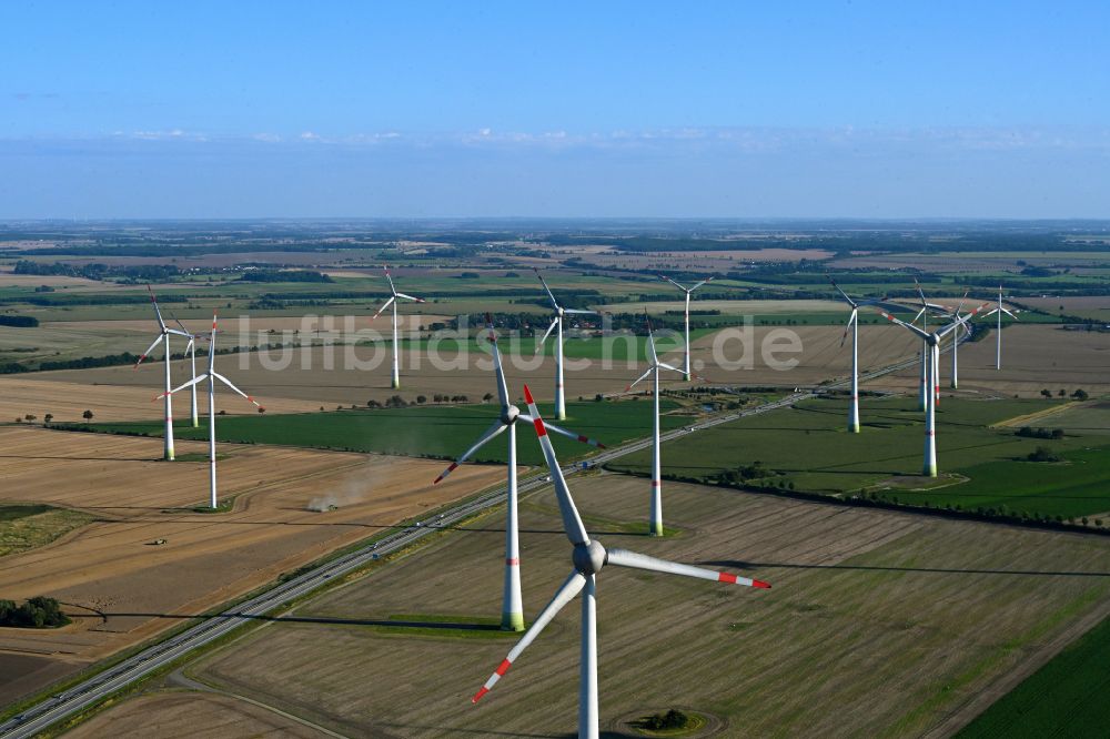 Grapzow aus der Vogelperspektive: Windenergieanlagen (WEA) auf einem Feld in Grapzow im Bundesland Mecklenburg-Vorpommern, Deutschland