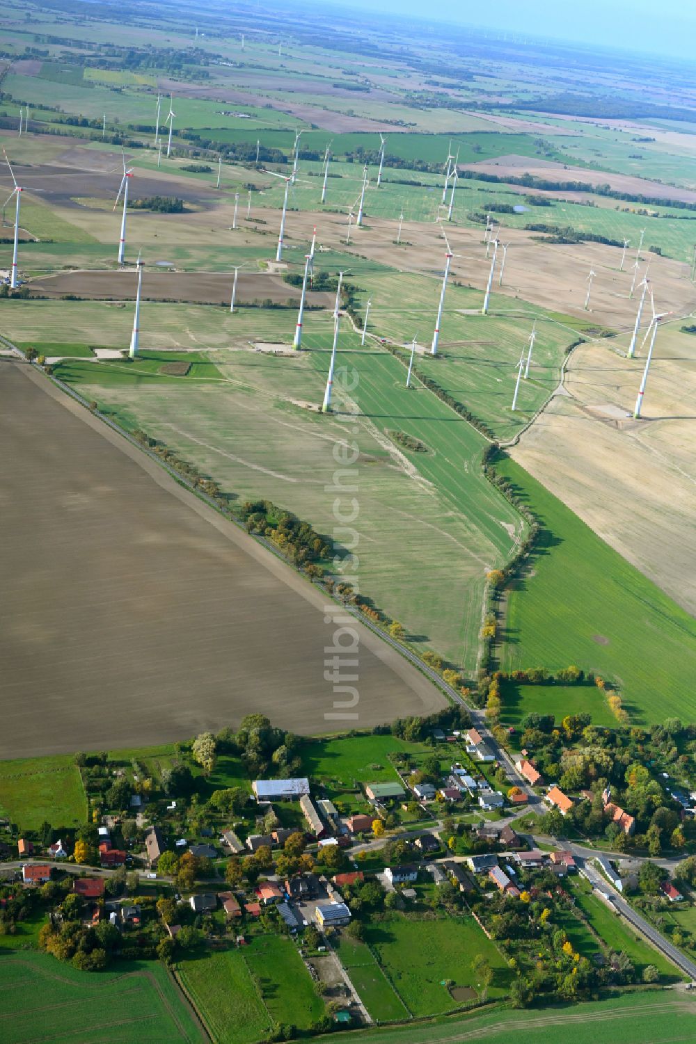Prenzlau aus der Vogelperspektive: Windenergieanlagen (WEA) auf einem Feld Güstow im Bundesland Brandenburg, Deutschland