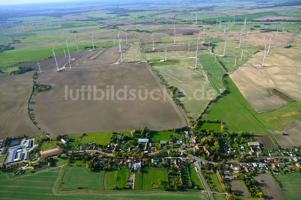Luftaufnahme Prenzlau - Windenergieanlagen (WEA) auf einem Feld Güstow im Bundesland Brandenburg, Deutschland