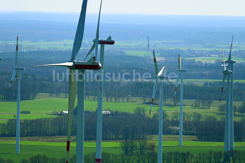 Luftaufnahme Halenbeck - Windenergieanlagen (WEA) auf einem Feld in Halenbeck im Bundesland Brandenburg, Deutschland
