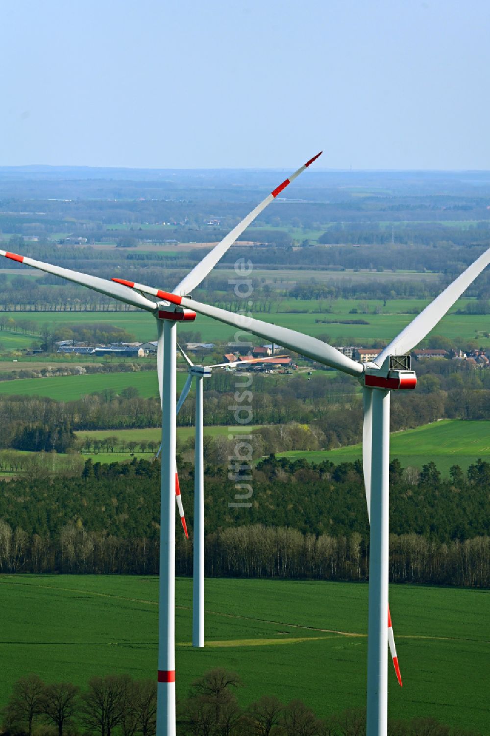 Halenbeck von oben - Windenergieanlagen (WEA) auf einem Feld in Halenbeck im Bundesland Brandenburg, Deutschland
