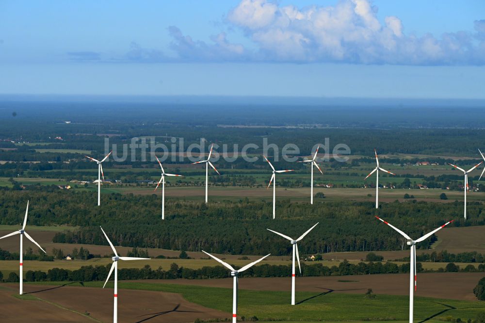 Luftaufnahme Hellberge - Windenergieanlagen (WEA) auf einem Feld in Hellberge im Bundesland Brandenburg, Deutschland