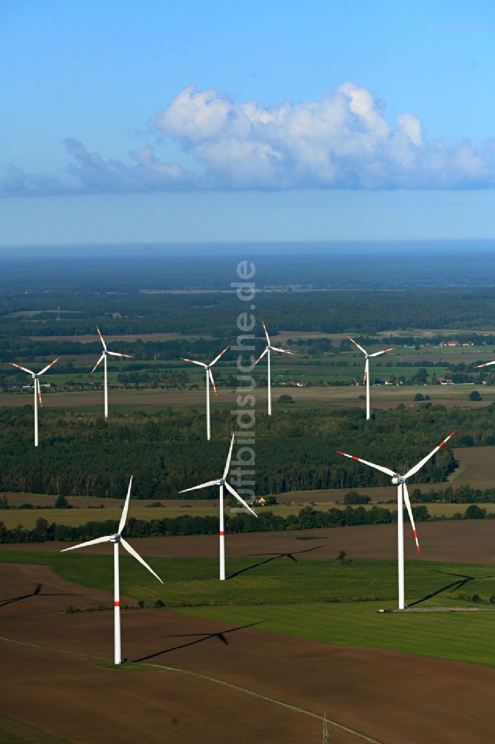 Hellberge von oben - Windenergieanlagen (WEA) auf einem Feld in Hellberge im Bundesland Brandenburg, Deutschland