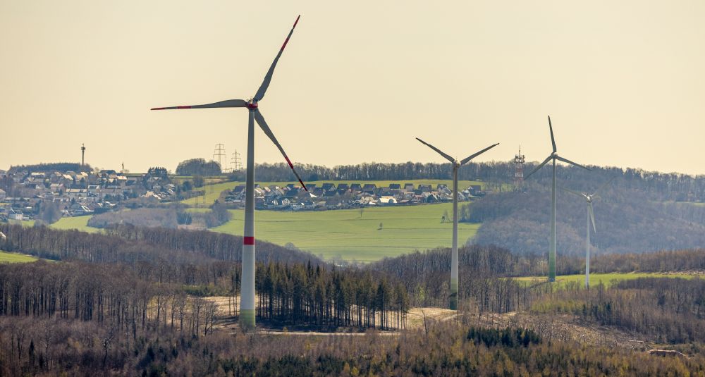 Hohenlimburg aus der Vogelperspektive: Windenergieanlagen (WEA) auf einem Feld in Hohenlimburg im Bundesland Nordrhein-Westfalen, Deutschland