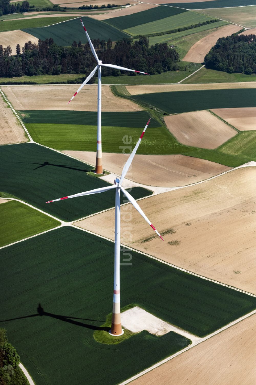 Holzheim aus der Vogelperspektive: Windenergieanlagen (WEA) auf einem Feld in Holzheim im Bundesland Bayern, Deutschland