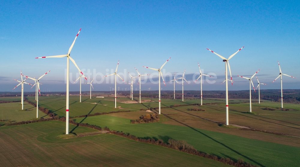 Luftbild Jacobsdorf - Windenergieanlagen (WEA) auf einem Feld in Jacobsdorf im Bundesland Brandenburg, Deutschland